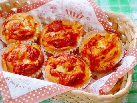 マフィン型でミニお総菜パン❤ハムチーズ入りピザパン